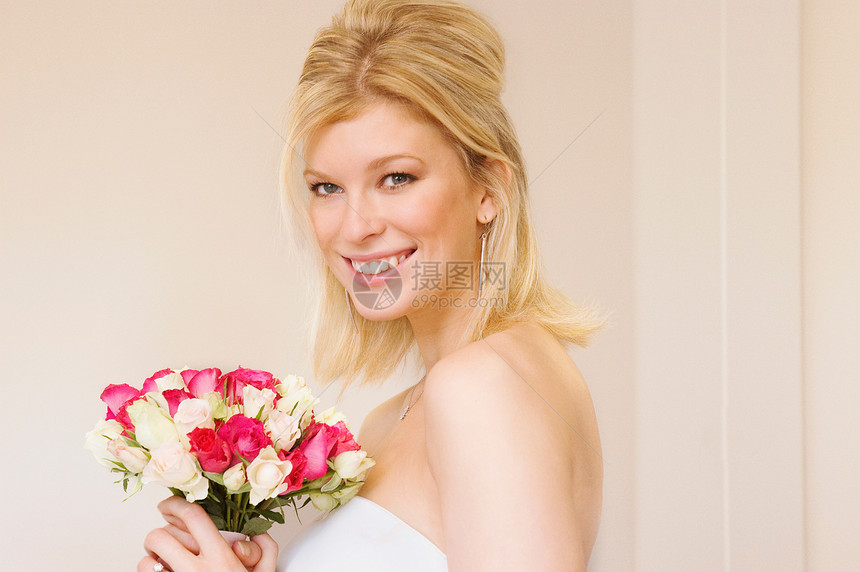 新娘拿着花束图片