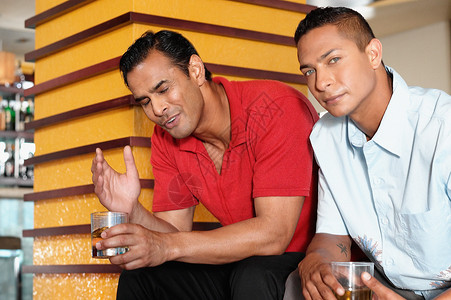 两个男人坐在酒吧里图片
