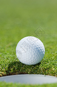 球洞边的高尔夫球图片