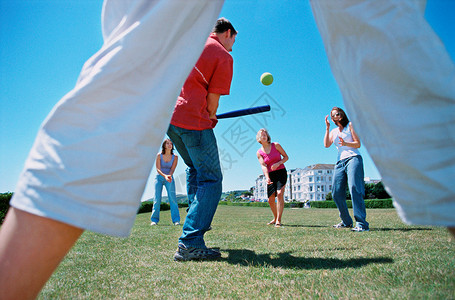 在公园里打棒球的团体图片