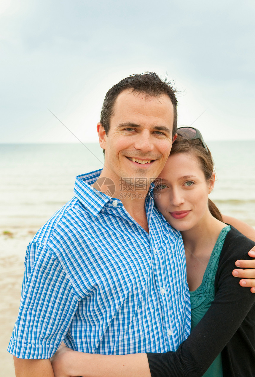在海滩拥抱的夫妇图片