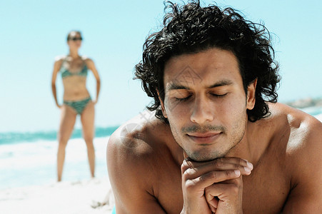 在海滩上晒日光浴的人图片