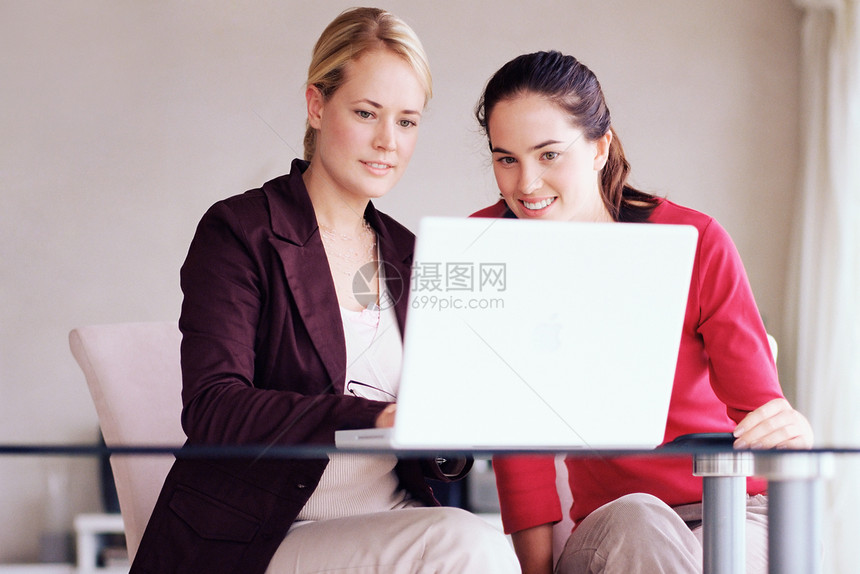 两个女人用笔记本电脑图片