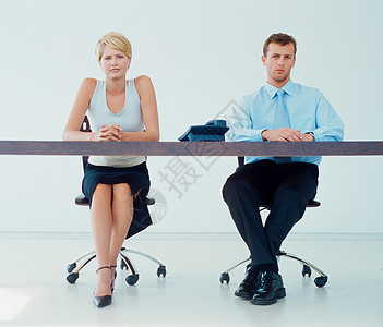 坐在办公桌旁的商务人士图片