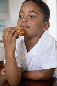 男孩在吃饼干图片
