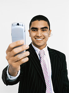 带手机的年轻商人图片