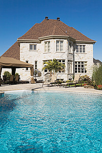 带游泳池的房子图片