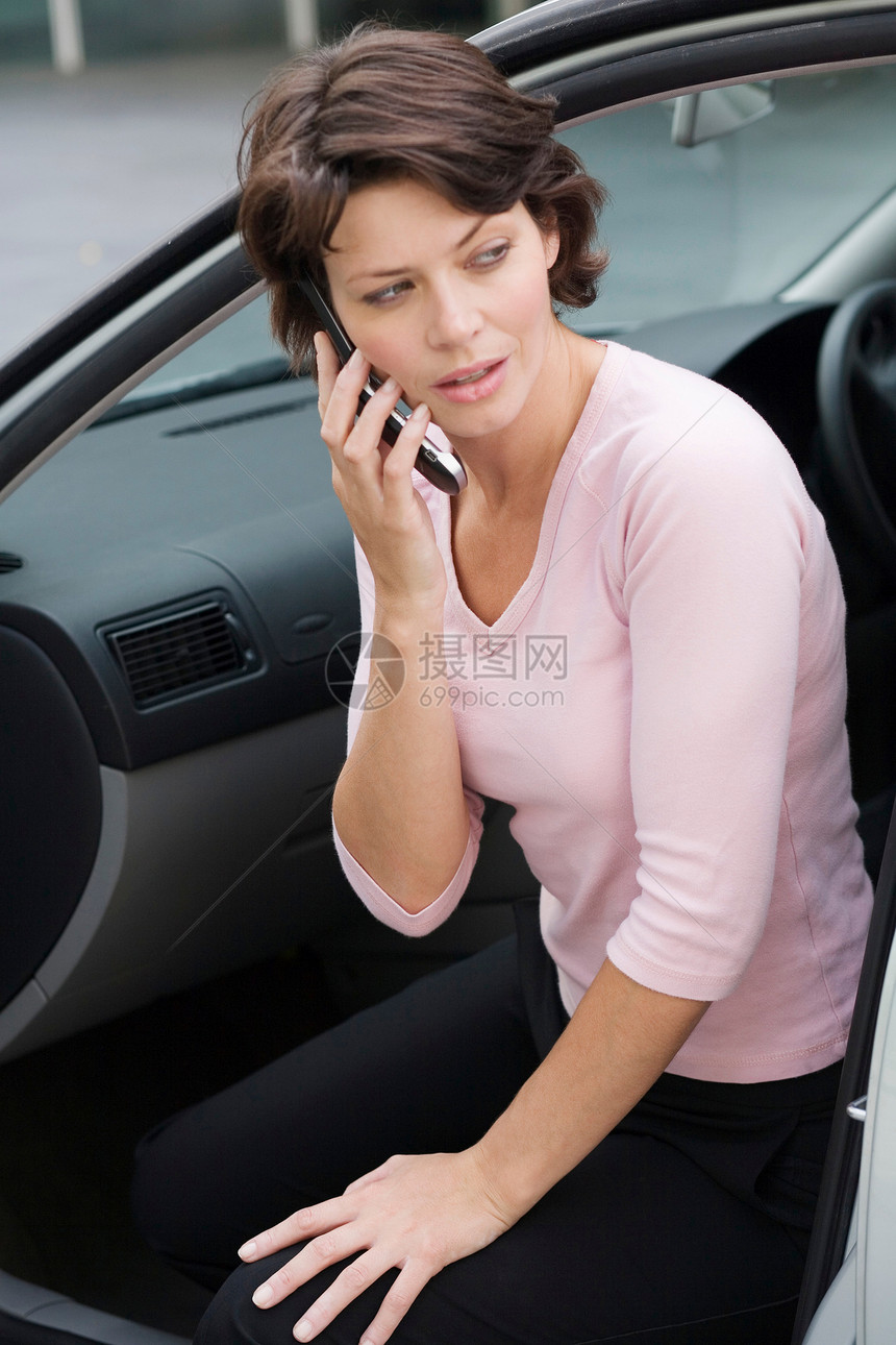 女商人在车里打电话图片