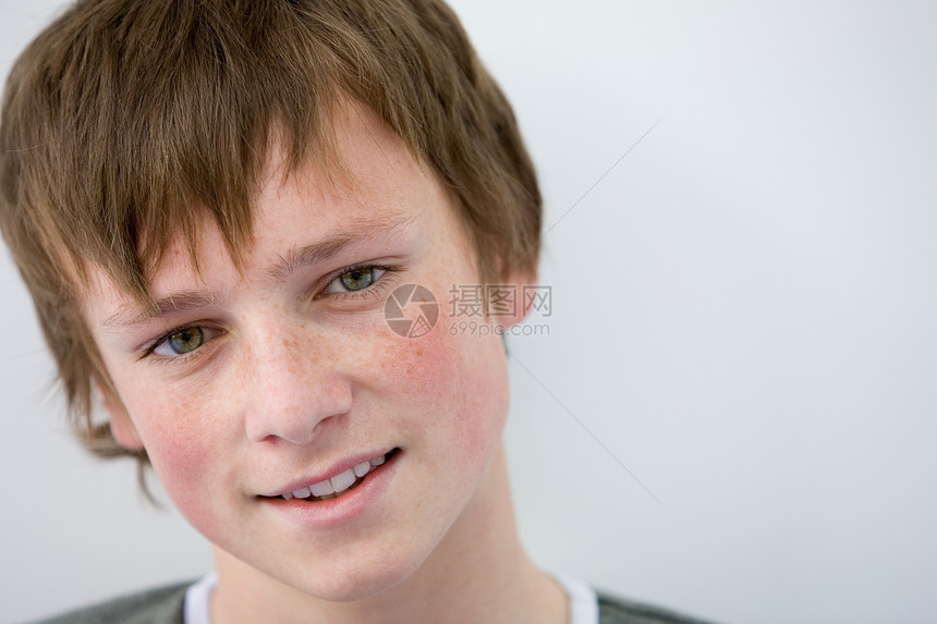 一个十几岁男孩的肖像图片
