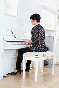 在家弹钢琴的女人图片