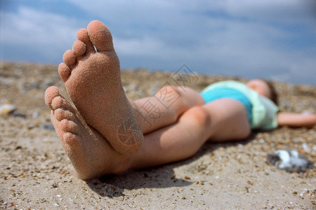 在海滩上晒日光浴的女孩图片
