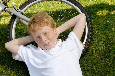 自行车旁的小男孩图片