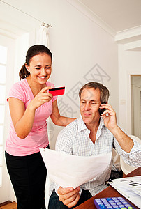 夫妇用信用卡付款图片