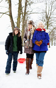 家人在雪地里散步图片