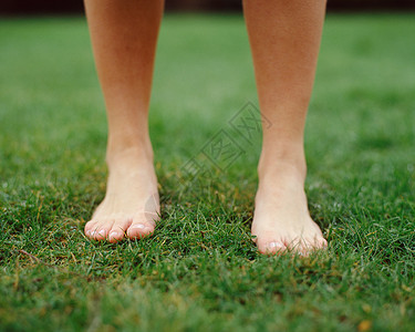光着脚在草地上的女人图片