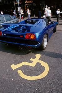 停在残疾人区的跑车高清图片