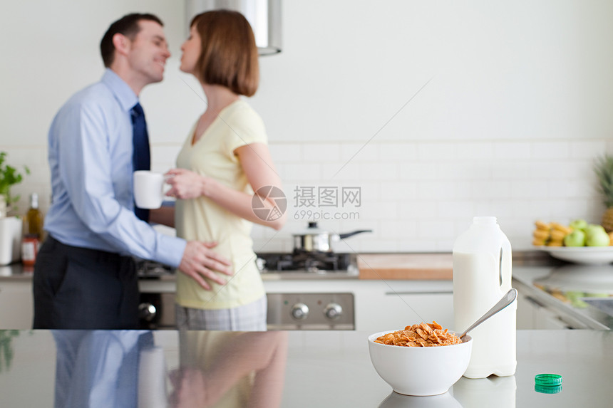 在厨房的夫妇图片