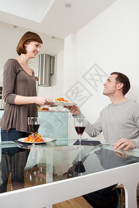 女人把盘子递给丈夫背景图片