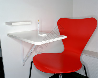 红色椅子和注射器背景图片