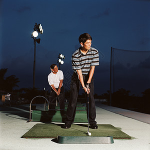 在练习打高尔夫球的人图片