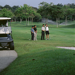 四个人打高尔夫球背景图片