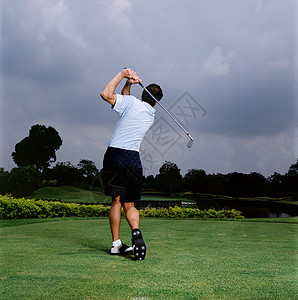 男子在高尔夫俱乐部图片