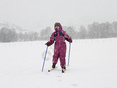 女孩滑雪图片