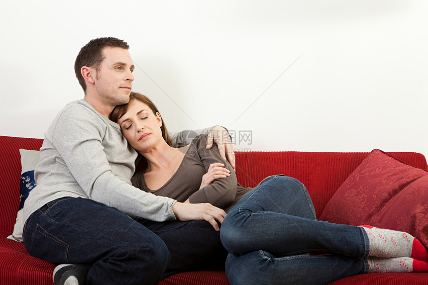 情侣在沙发上放松图片