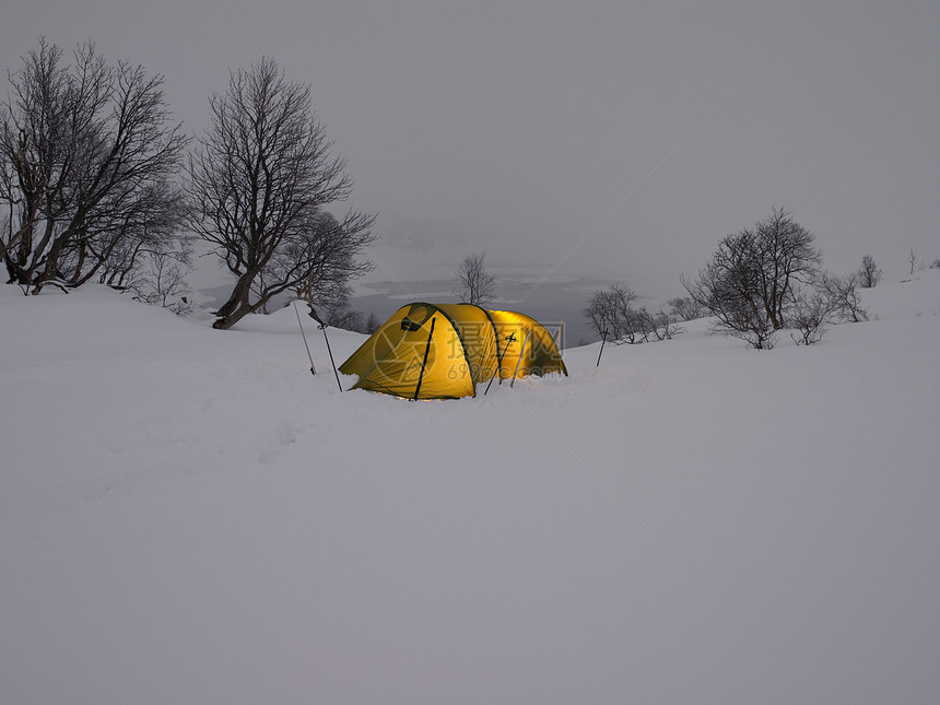 帐篷里的滑雪者图片