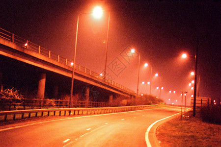 夜间空旷的道路高清图片