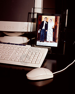 计算机旁的婚礼照片图片