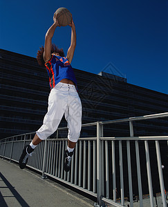 篮球运动员跳跃图片