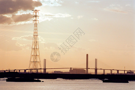 电气塔与悬索桥背景图片