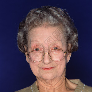 一位戴眼镜的老年妇女图片