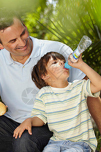 小男孩喝水图片