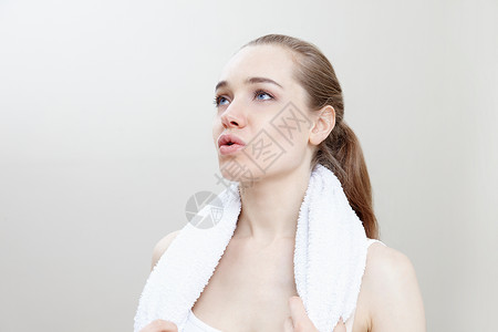 脖子上缠着毛巾的女人图片