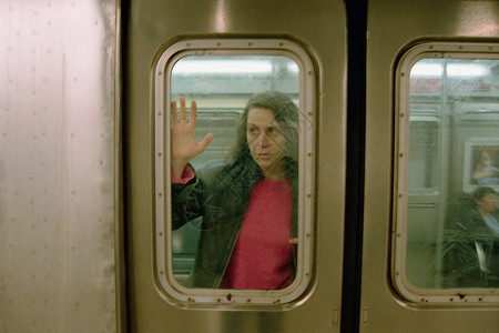 地铁上的女乘客图片