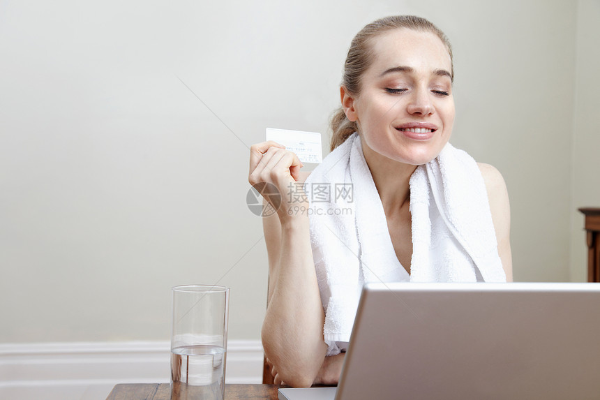 微笑的女人在网上购物图片