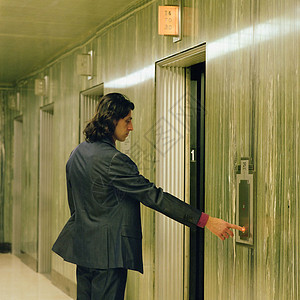 等电梯的人背景图片