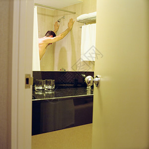 站在淋浴间的男人图片