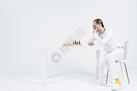 下棋的人图片