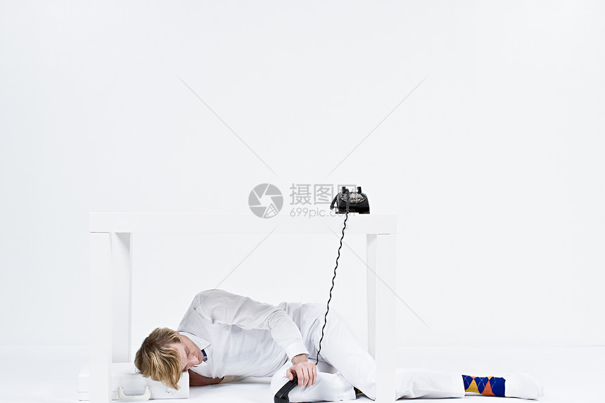 一个商人躺在桌子下面图片