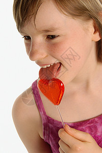 女孩舔心形棒棒糖图片
