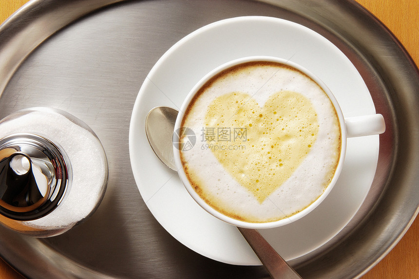咖啡泡沫中的心形图片