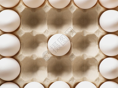 纸箱里的白鸡蛋背景图片