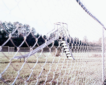 铁丝网围栏的操场背景图片