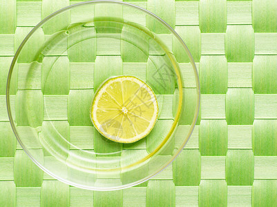 玻璃盘上的柠檬片背景图片