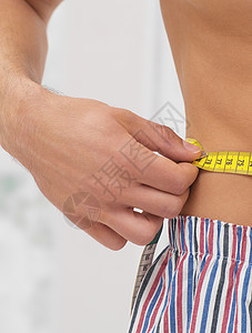 测量肚子的人图片