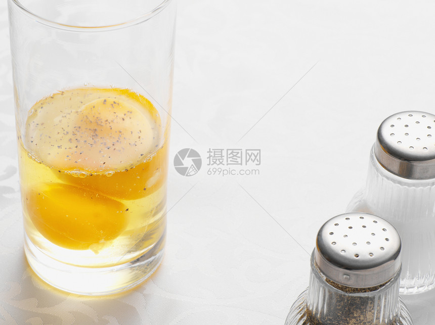 酒杯里的蛋黄图片