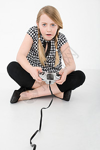 玩电子游戏的女孩图片